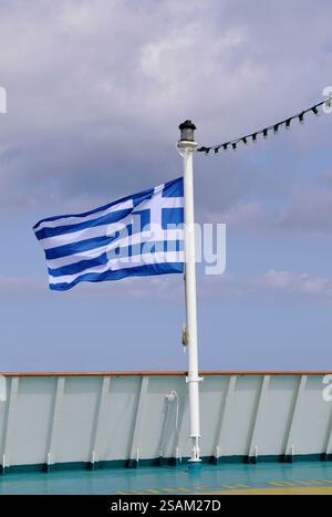 Griechische Flagge weht im Wind auf einer Fähre Stockfoto