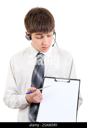 Junger Mann, der erklärt und mit dem Stift auf der leeren Zwischenablage zeigt Stockfoto
