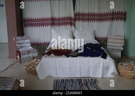 Kreta, Griechenland, 18. Dezember 2016: Darstellung eines kretischen Brautbettes vergangener Generationen mit traditionellen Kostümen für das Paar Stockfoto