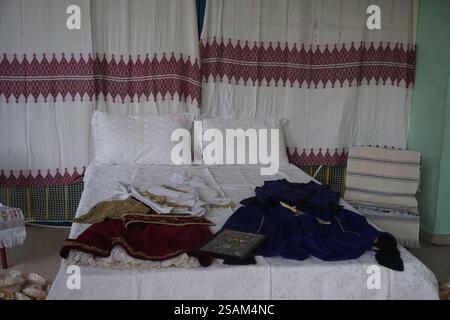 Kreta, Griechenland, 18. Dezember 2016: Darstellung eines kretischen Brautbettes vergangener Generationen mit traditionellen Kostümen für das Paar Stockfoto