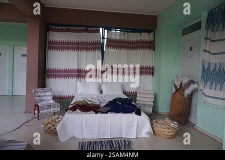 Kreta, Griechenland, 18. Dezember 2016: Darstellung eines kretischen Brautbettes vergangener Generationen mit traditionellen Kostümen für das Paar Stockfoto