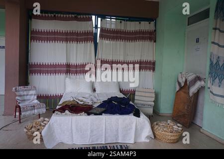 Kreta, Griechenland, 18. Dezember 2016: Darstellung eines kretischen Brautbettes vergangener Generationen mit traditionellen Kostümen für das Paar Stockfoto