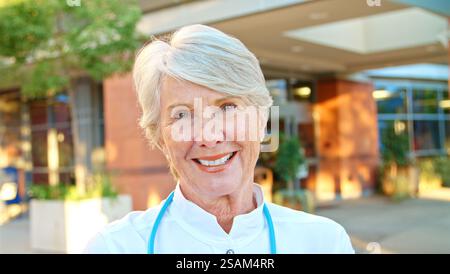 Porträt Einer Leitenden Ärztin Mit Stethoskop Bei Der Arbeit, Die Außerhalb Des Modernen Krankenhauses Steht Stockfoto