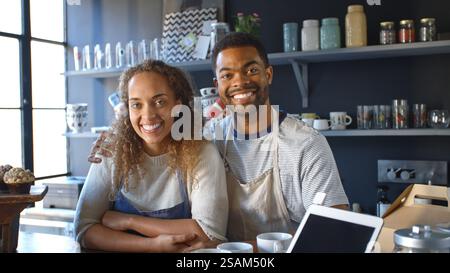 Porträt Eines Lächelnden Jungen Paares, Das Einen Café Betreibt, Der Hinter Dem Tresen Steht Stockfoto