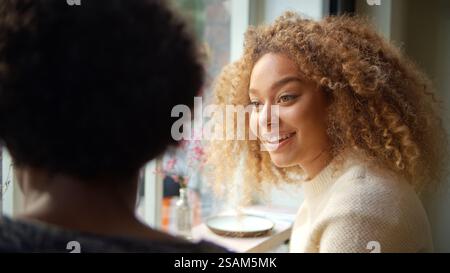 Junge Paare Treffen Sich Im Fenster Des Cafés Oder Restaurants Stockfoto