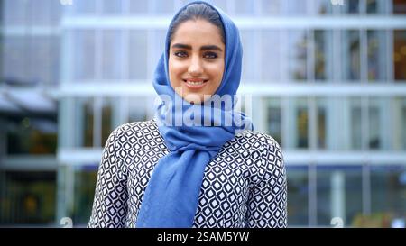 Porträt Einer Lächelnden Jungen Britischen Muslimischen Geschäftsfrau, Die Vor Dem Büro Hijab Trägt Stockfoto