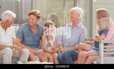 Familie Mit Mehreren Generationen Im Freien Auf Deck Zu Hause Stockfoto