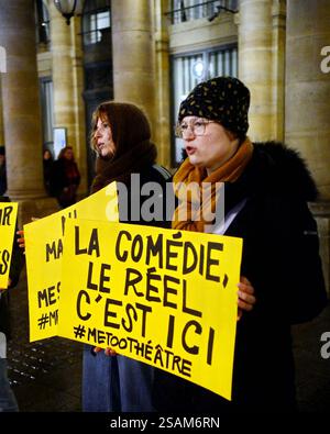 Paris, Frankreich. Januar 2025. Rund 80 Menschen demonstrierten am Mittwochabend, 29. Januar 2025, vor der Comedie-Francaise in Paris, Frankreich. Das Theaterkollektiv #MeToo kritisierte die Institution für Nazim Boudjenahs „Straflosigkeit“ und dafür, dass der Schauspieler der Gewalt in seinem Posten gehalten wurde. Foto: Karim Ait Adjedjou/ABACAPRESS. COM Credit: Abaca Press/Alamy Live News Stockfoto