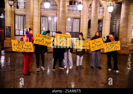 Paris, Frankreich. Januar 2025. Rund 80 Menschen demonstrierten am Mittwochabend, 29. Januar 2025, vor der Comedie-Francaise in Paris, Frankreich. Das Theaterkollektiv #MeToo kritisierte die Institution für Nazim Boudjenahs „Straflosigkeit“ und dafür, dass der Schauspieler der Gewalt in seinem Posten gehalten wurde. Foto: Karim Ait Adjedjou/ABACAPRESS. COM Credit: Abaca Press/Alamy Live News Stockfoto