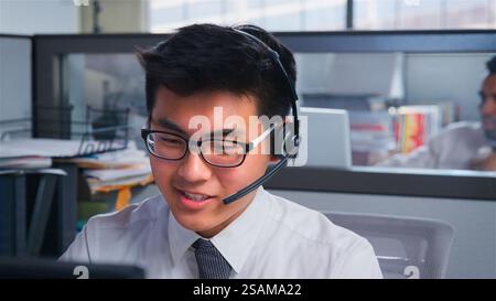Männlicher Kundensupport Oder Telesales Team Agent Im Modernen Büro Mit Headset Stockfoto