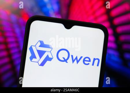 In dieser Abbildung wird das Qwen-Logo (Alibaba) auf einem Smartphone-Bildschirm angezeigt. (Foto von Thomas Fuller / SOPA Images/SIPA USA) *** ausschließlich für redaktionelle Nachrichtenzwecke *** Stockfoto