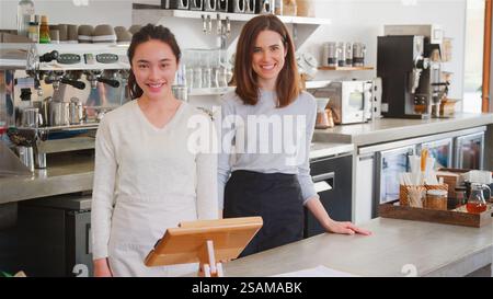 Porträt Lächelnder Weiblicher Besitzer Oder Arbeiter Hinter Dem Schalter Im Café Stockfoto