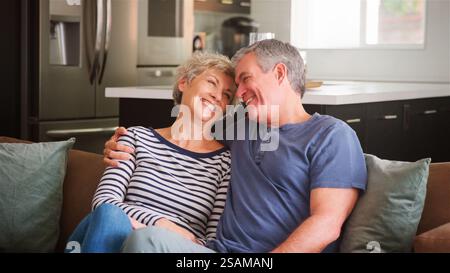 Liebevolles Seniorenpaar, Das Zusammen Auf Dem Sofa Sitzt Stockfoto