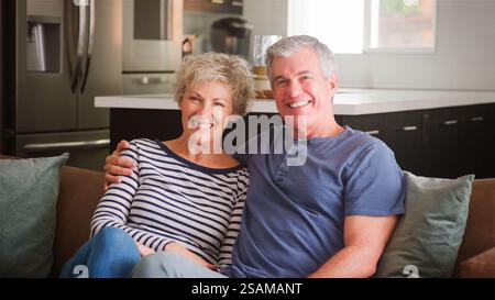Porträt Eines Liebevollen Seniorenpaares, Das Zusammen Auf Dem Sofa Sitzt Stockfoto
