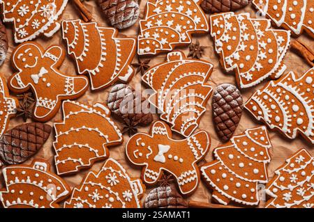 Weihnachtskuchenkekse und Schokoladenzapfen sind dekorativ in einem ganzen Rahmen angeordnet. Die komplizierte Glasur auf Keksen symbolisiert künstlerische Bemühungen Stockfoto