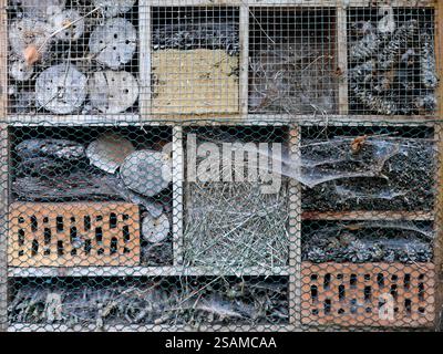Ein Insektenhotel aus verschiedenen natürlichen Materialien bietet Schutz für zahlreiche Insekten. Spinnen nutzen die Nisthilfe jedoch auch als Jagdgebiet. Stockfoto