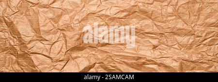 Eine nahtlose, zerknitterte braune Papierstruktur, ideal für den Hintergrund, perfekt für kreative Multimedia-Projekte, Vintage-Ästhetik oder handwerkliches Papier Stockfoto
