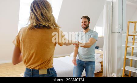 Junges Romantisches Paar, Das Spaß Im Neuen Zuhause Oder Im Apartment Hat, Das Zusammen Tanzt Stockfoto