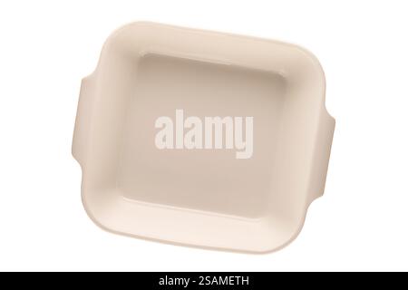 Eine keramische Auflaufform, Nahaufnahme, isoliert auf weißem Hintergrund. Stockfoto