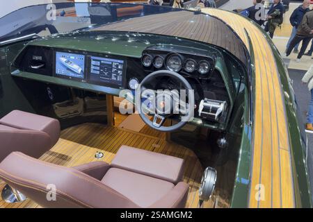 Ansicht Steuerstand Cockpit mit Porsche Lenkrad wie 911 Instrumentenbrett Display Sportboot Motorboot Frauscher x Porsche 850 Fant Stockfoto
