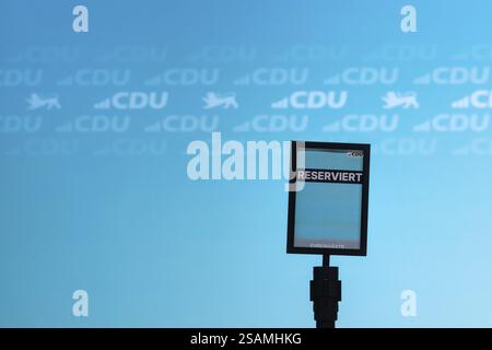 Wahlveranstaltung zur Bundestagswahl. Leerer Versammlungssaal mit dem Logo der CDU-Party und dem Schild für Ehrengäste reserviert, symbolischer ph Stockfoto