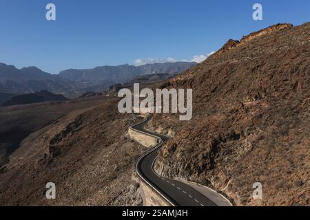 Drohnenaufnahme, Bergstraße am Aussichtspunkt Degollade de las Yeguas, Gran Canaria, Kanarische Inseln, Spanien, Europa Stockfoto