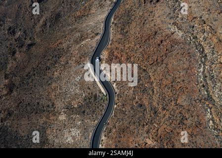 Drohnenaufnahme, Bergstraße am Aussichtspunkt Degollade de las Yeguas, Gran Canaria, Kanarische Inseln, Spanien, Europa Stockfoto