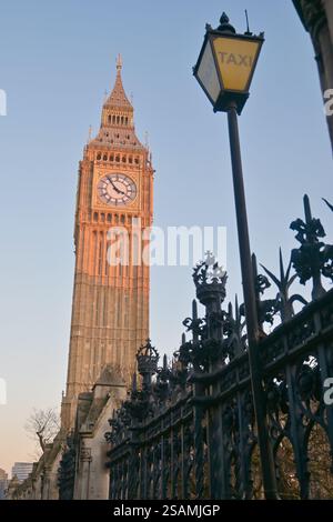 Der Elizabeth Tower (Big Ben) im Houses of Parliament in Sunset, London Stockfoto