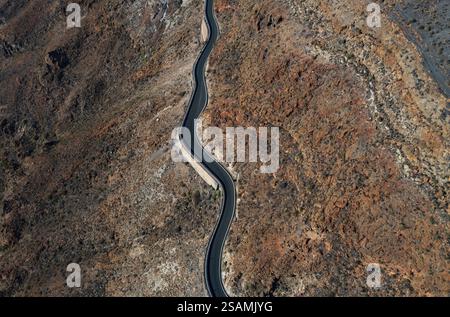 Drohnenaufnahme, Bergstraße am Aussichtspunkt Degollade de las Yeguas, Gran Canaria, Kanarische Inseln, Spanien, Europa Stockfoto