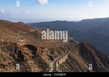 Drohnenaufnahme, Bergstraße am Aussichtspunkt Degollade de las Yeguas, Gran Canaria, Kanarische Inseln, Spanien, Europa Stockfoto