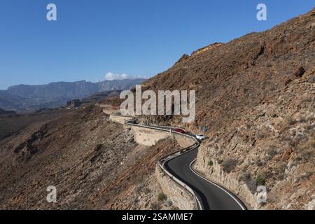 Drohnenaufnahme, Bergstraße am Aussichtspunkt Degollade de las Yeguas, Gran Canaria, Kanarische Inseln, Spanien, Europa Stockfoto