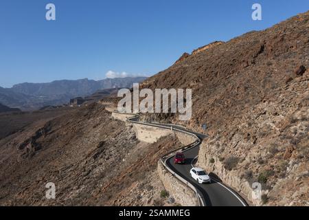 Drohnenaufnahme, Bergstraße am Aussichtspunkt Degollade de las Yeguas, Gran Canaria, Kanarische Inseln, Spanien, Europa Stockfoto