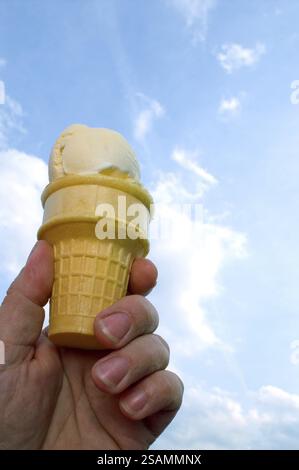 Ein köstliches Vanilleeis an einem heißen Tag Stockfoto