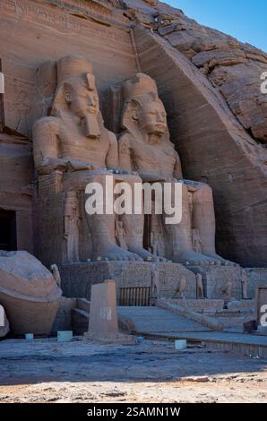 Statuen in der Fassade des Abu Simbel Tempels, die Ramesses II., Ägypten, gewidmet sind. UNESCO-Weltkulturerbe. Februar 2023 Stockfoto