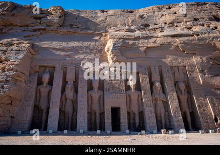 Fassade des kleinen Tempels von Hathor und Nefertari, Abu Simbel, Ägypten. UNESCO-Weltkulturerbe. Februar 2023 Stockfoto