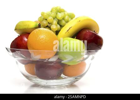 Verschiedene Früchte in einer großen Kristallschale Stockfoto