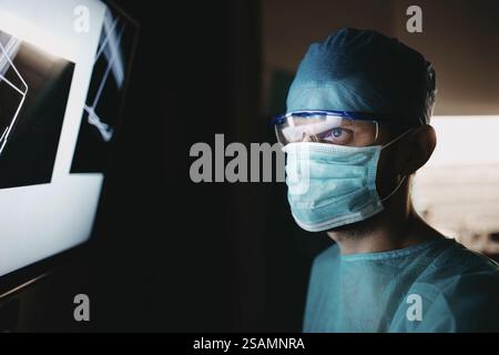 Medizinisches Fachpersonal bei Peelings, die Röntgenbilder aufmerksam analysieren Stockfoto