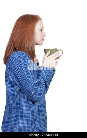 Eine schöne junge asiatische ethnische Frau, die Kaffee im Pyjama trinkt Stockfoto