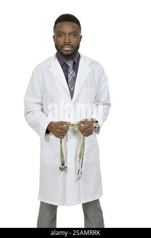 Hübscher afroamerikanische Mann Arzt in einem Laborkittel Stockfoto
