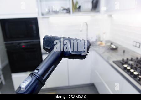Nahaufnahme der Dampfreinigung einer Arbeitsplatte in einer hellen, modernen Küche Stockfoto