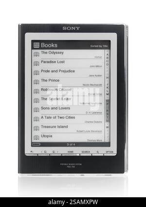 Sony Reader mit einer Liste von Büchern auf dem Display. Tragbares Lesegerät PRS-700. E-Book-Gerät mit Touchscreen. Isoliert auf weißem Hintergrund Stockfoto