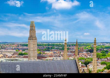 Aus der Vogelperspektive von der Spitze der Kathedrale von Amiens mit Dach und dem alten historischen Stadtzentrum von Amiens mit dem Turm von Tour Perret und den Außenbezirken, so Stockfoto