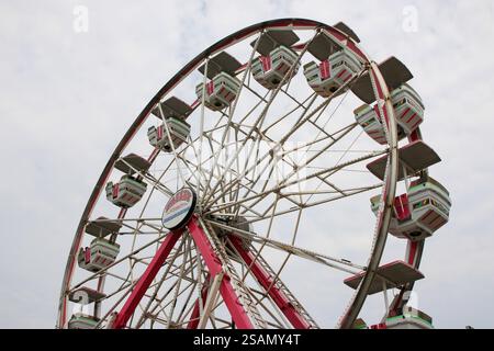 Columbus, Ohio, USA - 5. August 2023: Ein großes Riesenrad steht an einem bewölkten Tag auf einem Festgelände, umgeben von grauen Wolken Stockfoto