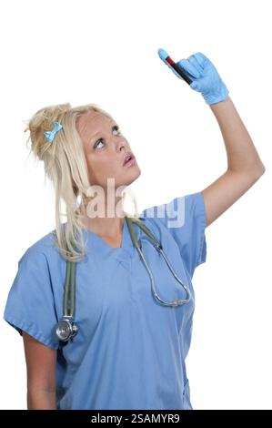 Eine schöne junge Ärztin hält eine Reagenzglas Fläschchen Probe des Blutes Stockfoto