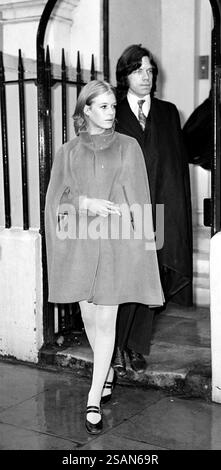 Aktenfoto vom 23/06/69 von Mick Jagger, Leadsänger der Rollings Stones, und Schauspielerin Marianne Faithfull, die ihr Haus am Cheyne Walk nach Marlborough Street Court verließen, wo sie wegen Cannabis-Anklage erschienen. Die Sängerin und Schauspielerin ist im Alter von 78 Jahren gestorben, sagte ein Sprecher. Ausgabedatum: Donnerstag, 30. Januar 2025. Stockfoto