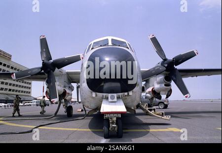 1. Golfkrieg: 25. März 1991 Kopfaufnahme eines Grumman C-2 Greyhounds der US Navy von der USS Midway, der am Kuwait International Airport betankt wird. Stockfoto