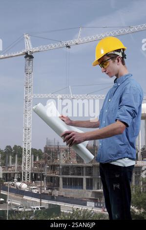Männlicher Bauarbeiter auf einer Baustelle Stockfoto