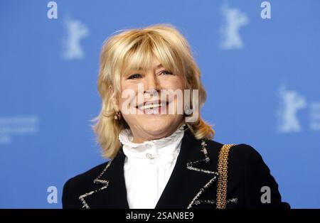 Berlin, Deutschland. Februar 2007. Die britische Sängerin und Schauspielerin Marianne Faithfull lächelt bei der Vorstellung des Films „Irina Palm“ auf der Berlinale. Faithfull ist tot. Sie starb im Alter von 78 Jahren, so die britische Nachrichtenagentur PA. Quelle: Wolfgang Kumm/dpa/Alamy Live News Stockfoto