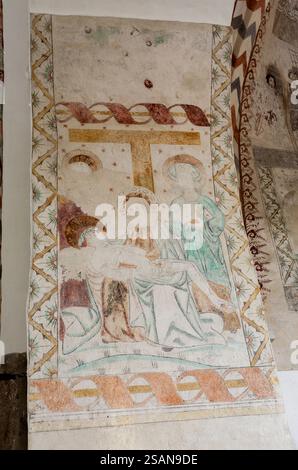 Freskomalerei von der Entfernung Jesu in der Bregninge-Kirche: Ein beschädigtes Bild von Frauen, die Jesus nach seiner Kreuzigung aus dem Seitenbogen auf der Rückseite des Krauts entfernen. Vielleicht unfertig. Stockfoto