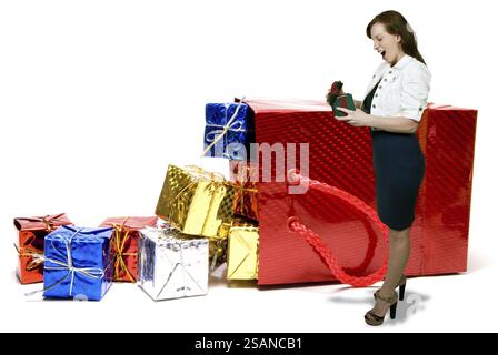 Frau mit einem Haufen saisonaler Geschenke während der Weihnachtszeit Stockfoto